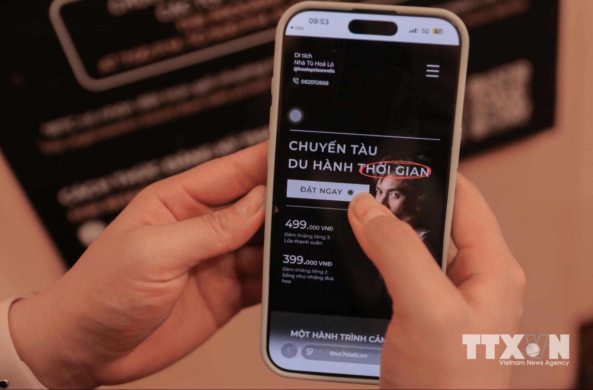 Chỉ cần quét mã QR, du khách có thể đăng ký tour đêm, tìm hiểu thông tin chương trình tham quan và trải nghiệm các hoạt động tại Di tích Nhà tù Hỏa Lò. (Ảnh: Phan Phương/TTXVN)